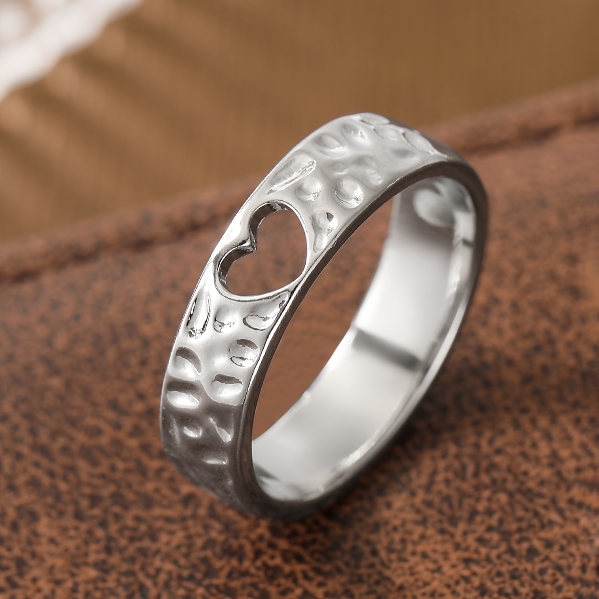 Men's Stylish Heart-Shaped Hollow-Out Hammered Ring